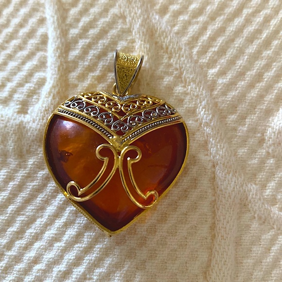 Austrian amber heart shaped with mosquito sized imprint - set in 22 K gold - Picture 4 of 10